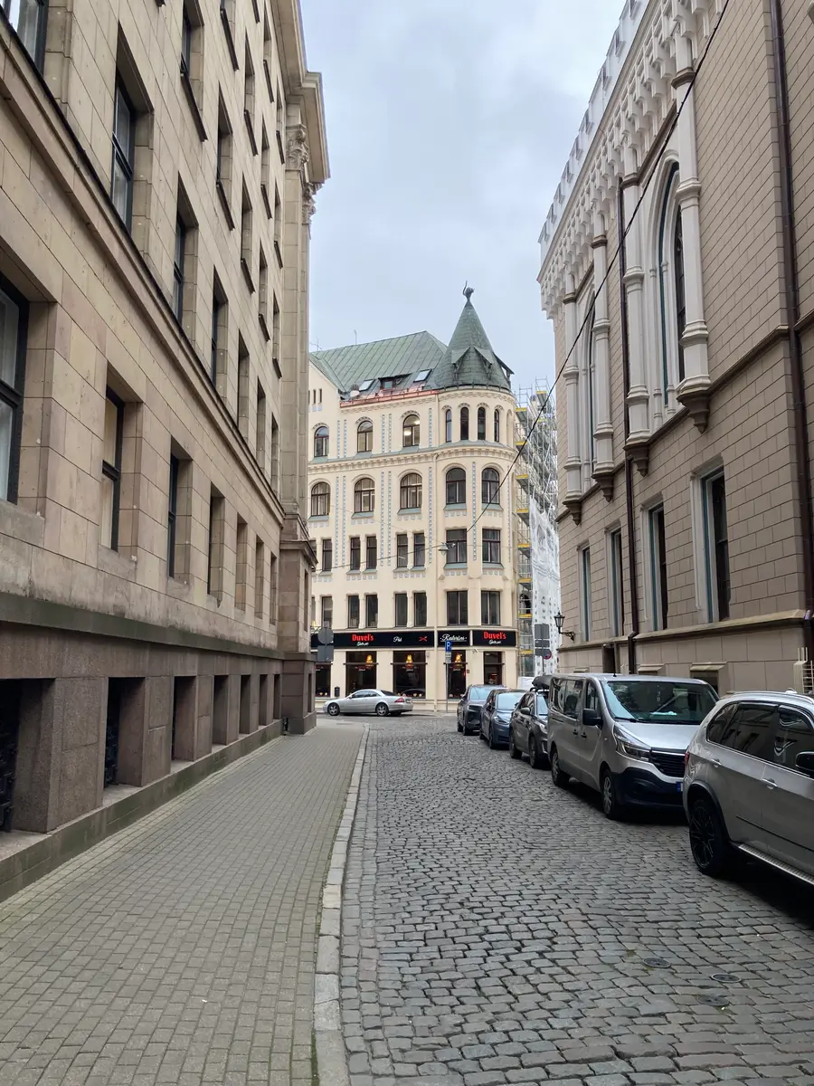 Kaķu nams (Īres nams ar veikaliem)